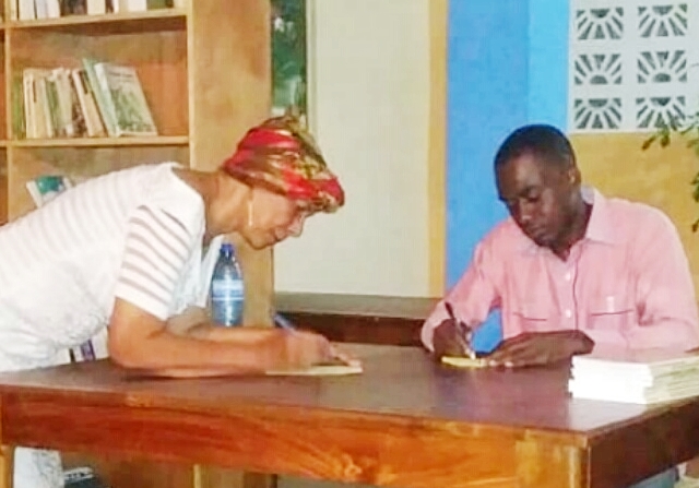 Franck Lauture signe son ouvrage au Centre culturel Maurice Cadet, à Jacmel