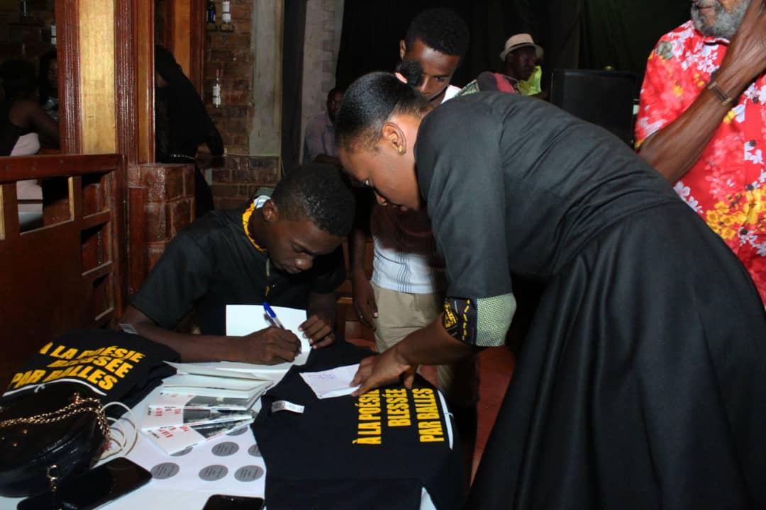 Jacmel : le poète Ar Guens Jean Mary signe au Vieux Four Bar