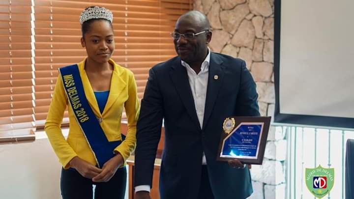 Wilson Jeudy honoré par les responsables du concours Miss de Delmas Haïti