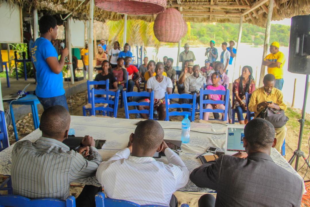Cinéma Face à la mer : les jeunes de Cayes-Jacmel entretenus sur le réchauffement climatique