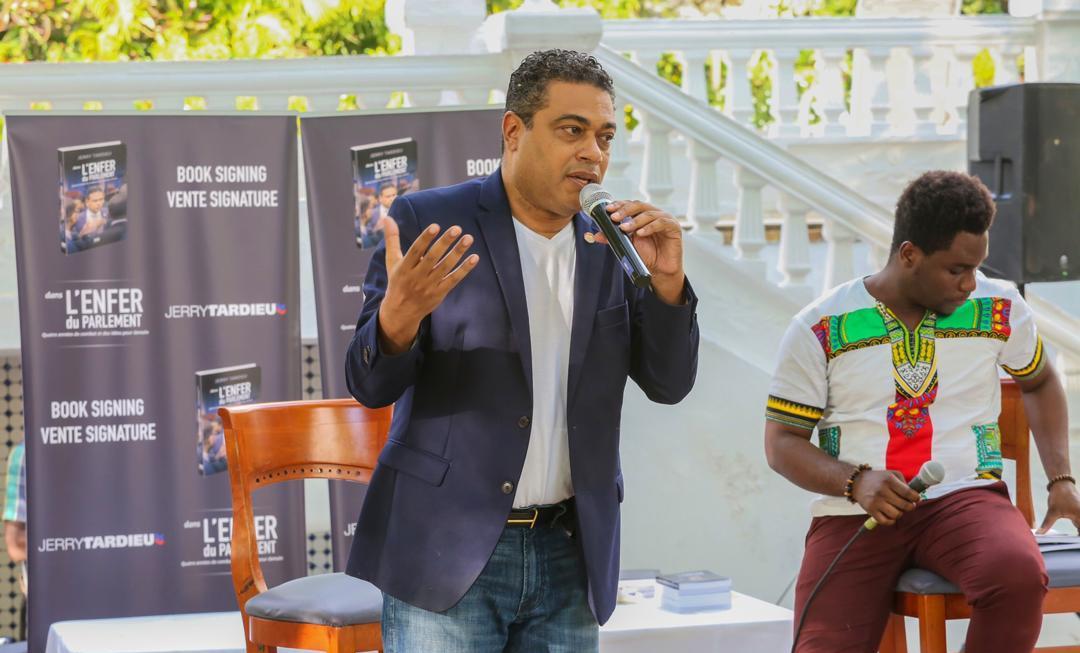 L’ex-député de Pétion-Ville, Jerry Tardieu, signe son nouveau livre à Jacmel