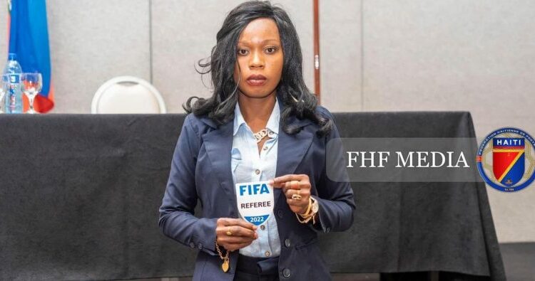 Football/ Arbitrage : Smeedyl Saint-Jean, une arbitre haïtienne aux éliminatoires du mondial féminin 2023