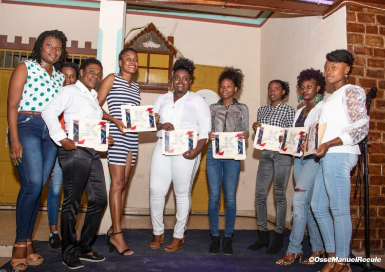 Jacmel: KL Créations en exposition à Vieux Four Bar