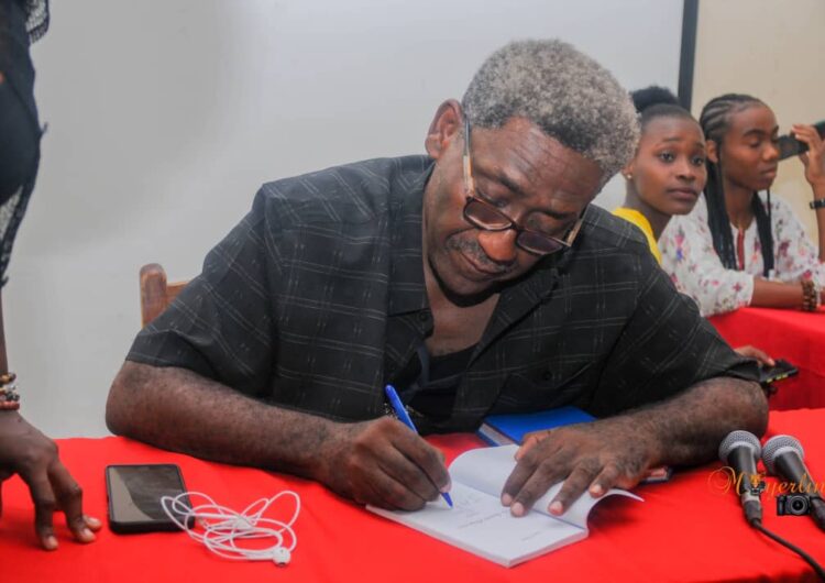 Jacmel : L’écrivain Gary Victor signe son dernier titre « Un homme dangereux »